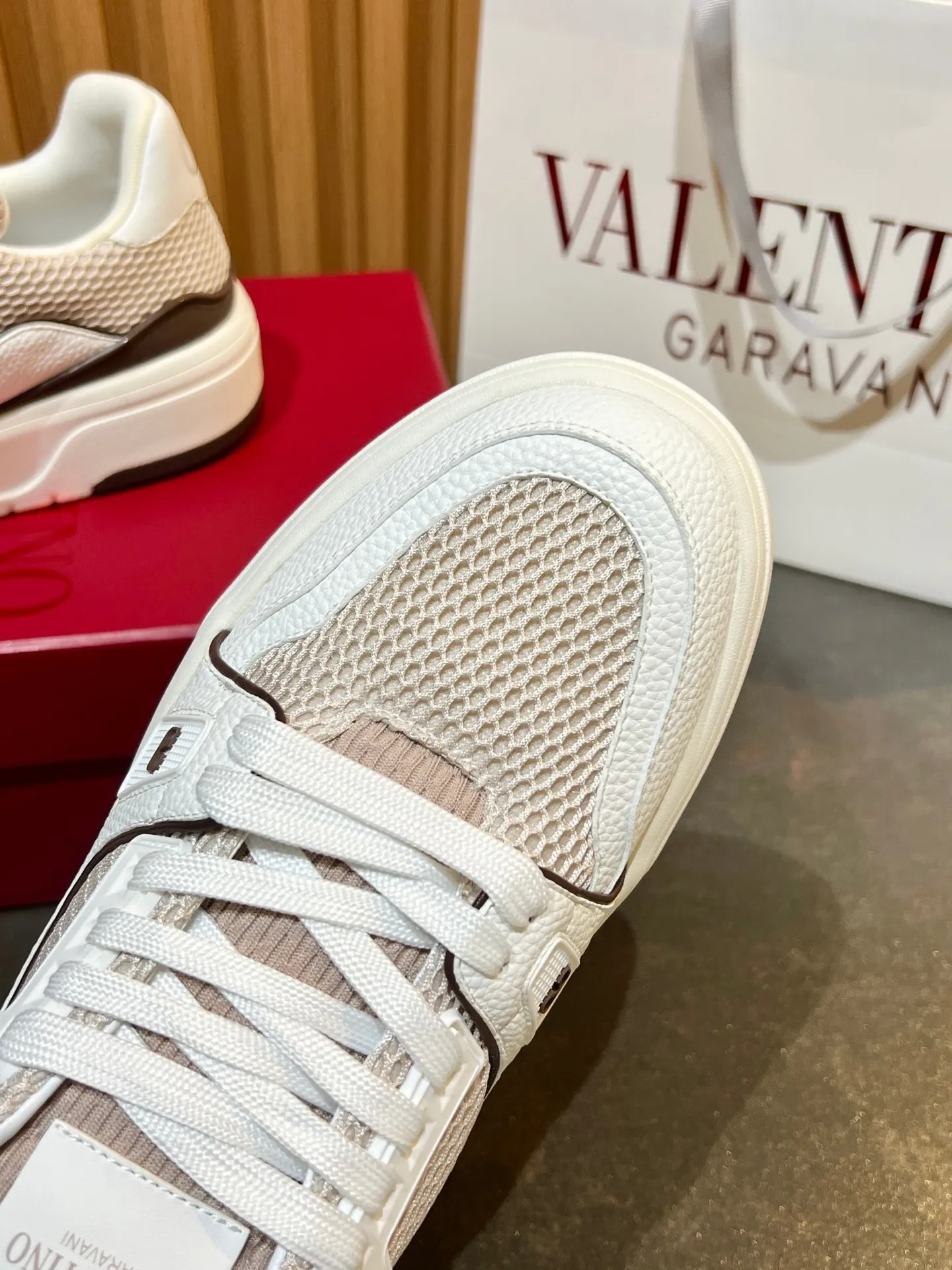 Men's men's shoes 💰640 VLNT Valentino 𝑶𝒏𝒆𝑺𝒕𝒖𝒅 Couple's sneakers series Valentino 2025 latest couple's sneakers, same style for celebrities, hot sale. Original ZP purchase and dismantling. Repeated pattern making and modification. Trying to restore 1:1 original version! Top luxury masterpiece, soft and comfortable, breathable and light, combines fashion and leisure, brings excellent and elegant texture and excellent on-foot comfort. Top purchasing version upper: imported high-end breathable mesh/original oil edge craftsmanship. Inner: imported mesh. Outsole: original development 𝐓𝐏𝐔 two-color combination outsole. Packaging: original configuration complete package. Code number: 35/44 (customized 45 46). Can be customized (self-labeled - no label) order.